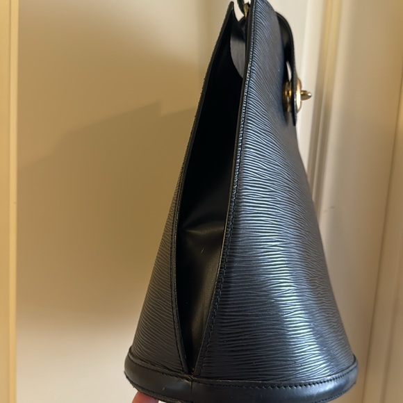 💕Authentic Louis Vuitton Cluny - Picture 5 of 15